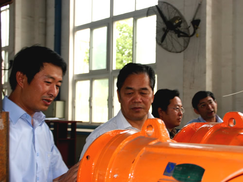 冶金地質總局局長閆學義到黑旋風投資公司和黑旋風鋸業(yè)公司檢查指導工作