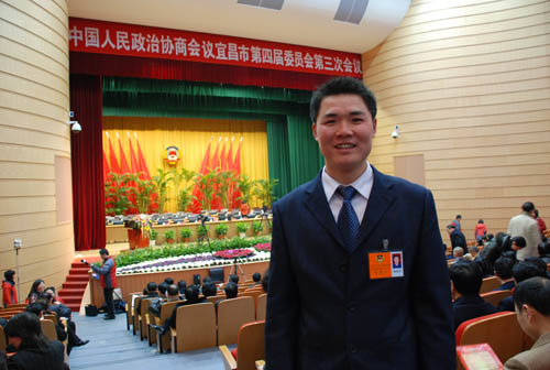 黑旋風(fēng)鋸業(yè)公司農(nóng)民工郝明星參加宜昌市政協(xié)會議