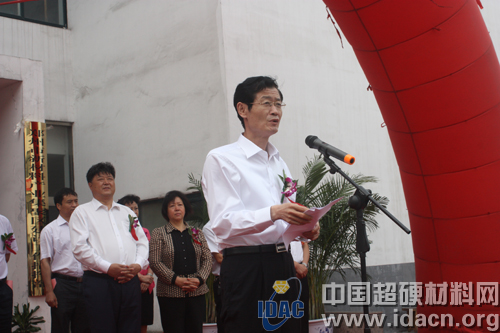 鄭州市委常委、統(tǒng)戰(zhàn)部長(zhǎng) 王躍華在鄭州市新材料產(chǎn)業(yè)集聚區(qū)揭牌暨項(xiàng)目簽約儀式上的講話