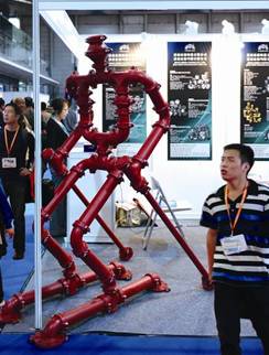 “變形金剛”驚現(xiàn)中國國際建筑五金展現(xiàn)場