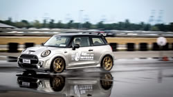 鄧祿普DIREZZA Z II STAR SPEC榮獲2016中國(guó)金輪獎(jiǎng)年度最佳操控性輪胎