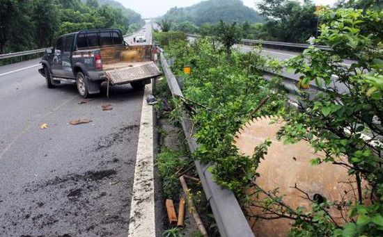 高速迎面飛來大圓鋸 切入車頭50厘米
