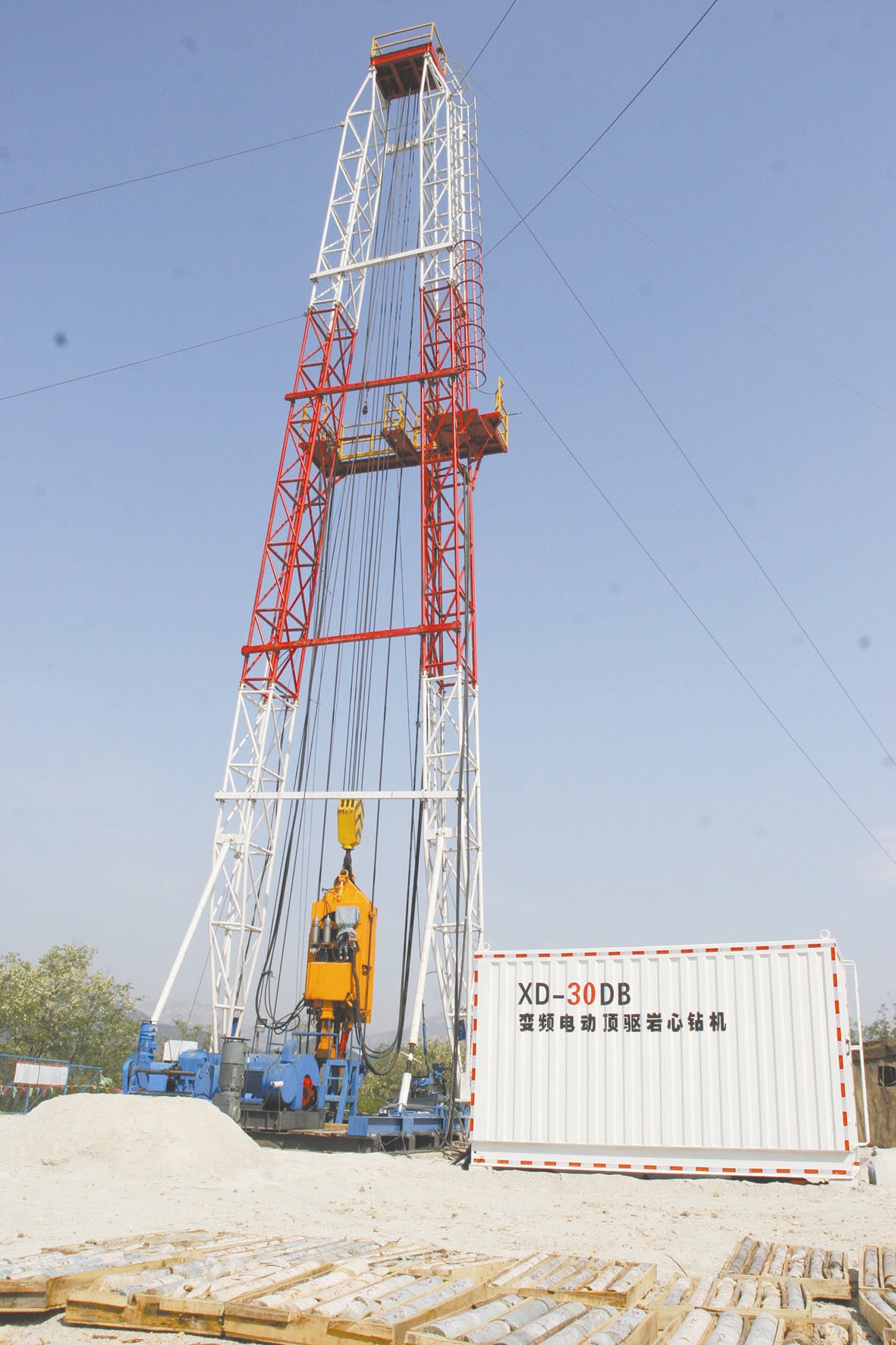 山東省地礦六院首臺交流變頻電動(dòng)頂驅(qū)鉆機(jī)開鉆