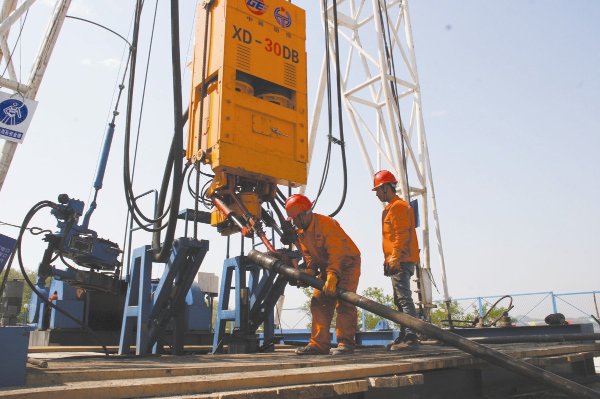 山東省地礦六院首臺交流變頻電動(dòng)頂驅(qū)鉆機(jī)開鉆