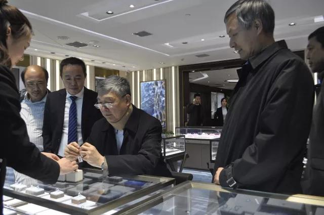 中國工程院李培根院士一行蒞臨華晶公司參觀指導(dǎo)