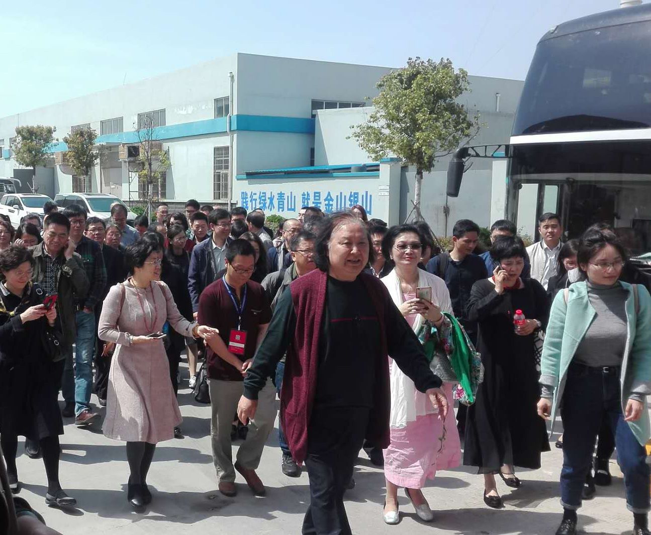 全國首飾標(biāo)準(zhǔn)化技術(shù)委員會一行到鄭州華晶公司調(diào)研參觀