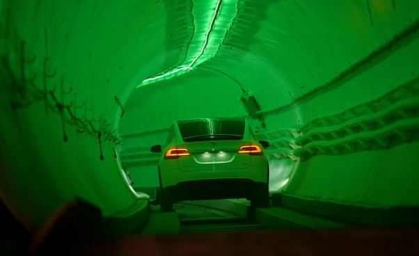 馬斯克展示地下高速隧道：駕駛Model X穿梭