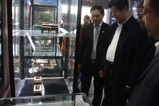 中國珠寶協(xié)會(huì)會(huì)長徐明德蒞臨中南鉆石展位參觀指導(dǎo)