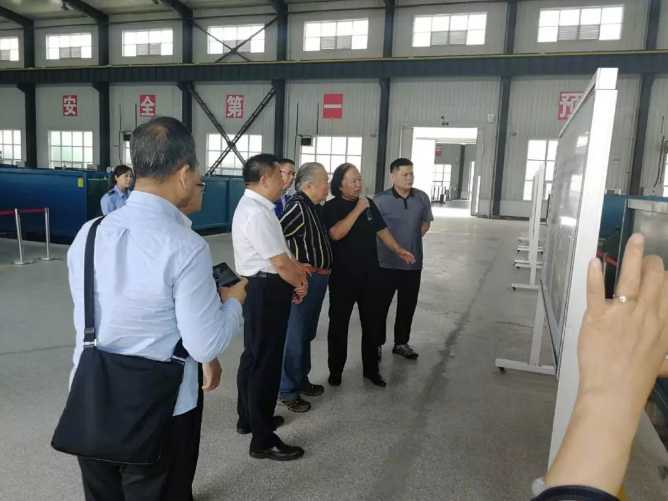原地質(zhì)礦產(chǎn)部部長、黨組書記宋瑞祥一行蒞臨華晶公司參觀交流