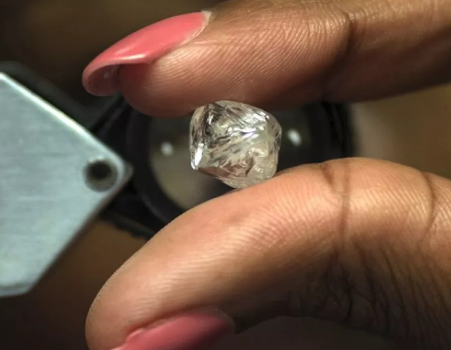 破天荒！De Beers 允許采購商把不足3/4克拉重的鉆石原石的采購量減半