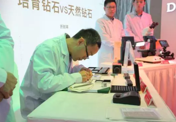 深圳珠寶展：培育鉆石、天然鉆石PK難分伯仲