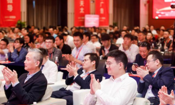 第二屆中國光伏產(chǎn)業(yè)高峰論壇在成都舉行