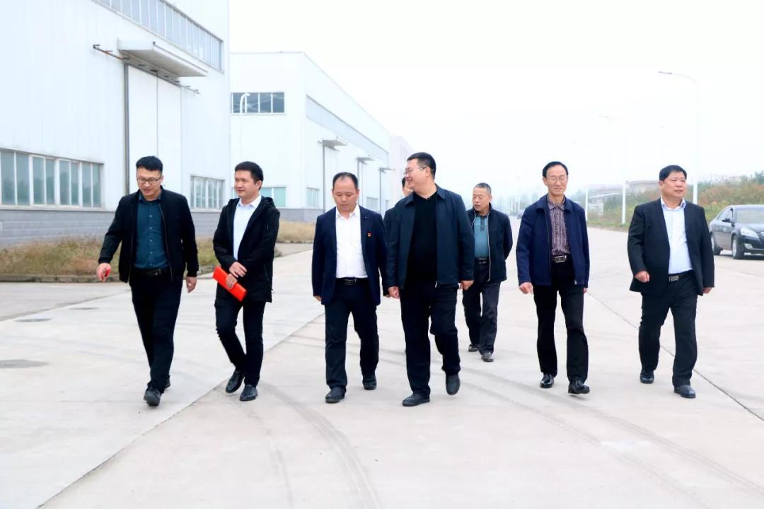 中原工學(xué)院與博鴻新材舉行超硬材料聯(lián)合研發(fā)中心揭牌儀式