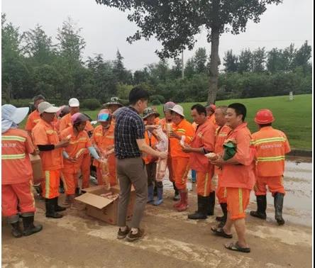 “心系鄭州，河南加油” 君銳鉆石執(zhí)行董事秦超捐助物資，助力鄭州防汛救災(zāi)！