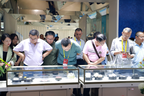 2023年金剛石產(chǎn)業(yè)大會考察團一行參觀華晶培育鉆石體驗中心