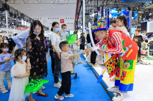 購車抽鉆石、得油卡，車模＆主播秀…這屆華中車展可太會