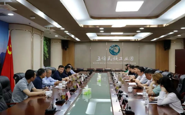 中科院院士、吉林大學(xué)超硬材料國家重點(diǎn)實(shí)驗(yàn)室教授鄒廣田帶隊(duì)到宜昌調(diào)研指導(dǎo)