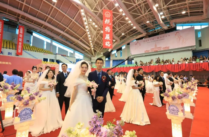 哈工大舉行博士生集體婚禮 自制培育鉆石送給82對(duì)新人