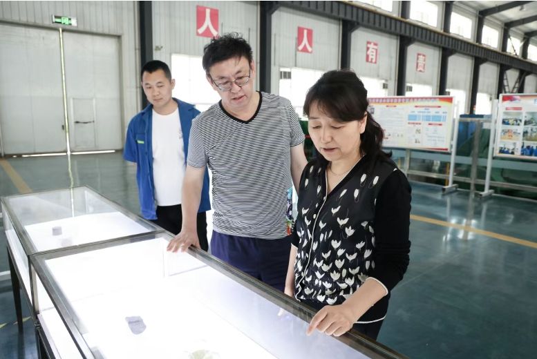 吉林大學(xué)超硬材料國家重點(diǎn)實(shí)驗(yàn)室主任劉冰冰到鄭州華晶公司參觀交流